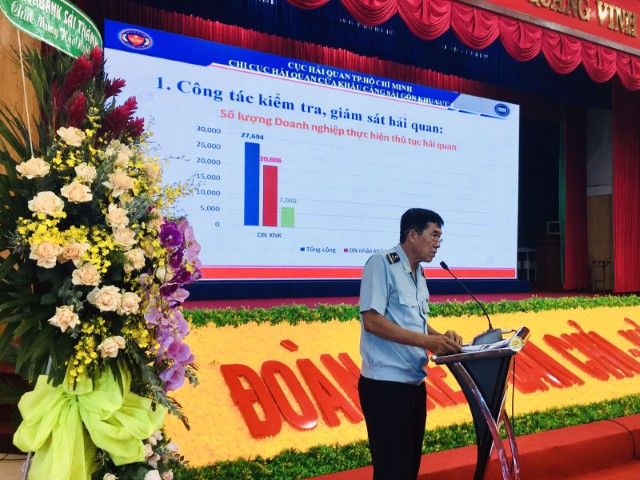 Ông Nguyễn Thanh Long, Phó Chi cục trưởng Chi cục Hải quan cửa khẩu cảng Sài Gòn khu vực 01 phát biểu tại hội nghị