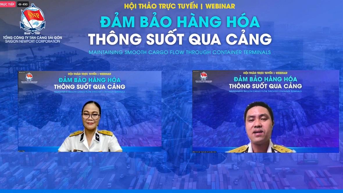Ông Nguyễn Quang Tuấn- Phó Giám đốc Trung tâm Điều độ Cảng trả lời câu hỏi