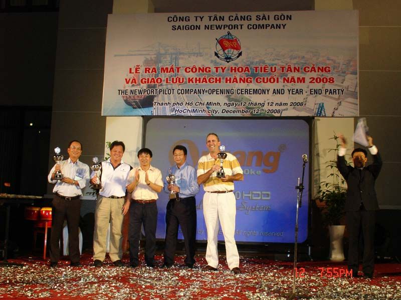 Phó TGĐ Ngô Trọng Phàn trao giải ba golf