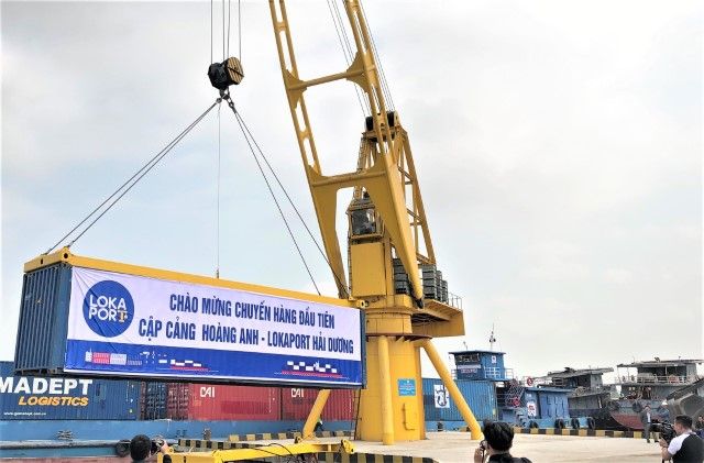 Lễ khai trương đón chuyến sà lan vận chuyển container đầu tiên của Vận tải thủy Tân Cảng 