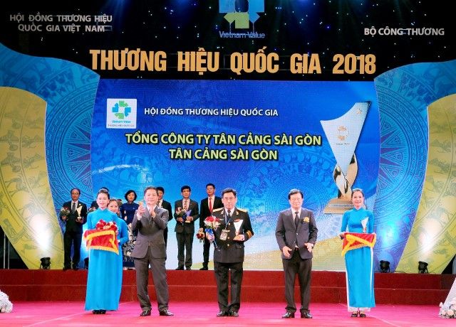 Đại tá Trần Khánh Hoàng – Phó TGD Tổng Công ty Tân Cảng Sài Gòn nhận biểu trưng “ Vietnam Value” 2018