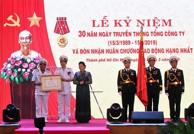 Chủ tịch Quốc hội Nguyễn Thị Kim Ngân trao Huân chương