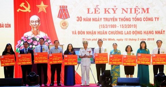 Đại diện TCT Tân cảng Sài Gòn trao tặng các địa phương kinh phí 