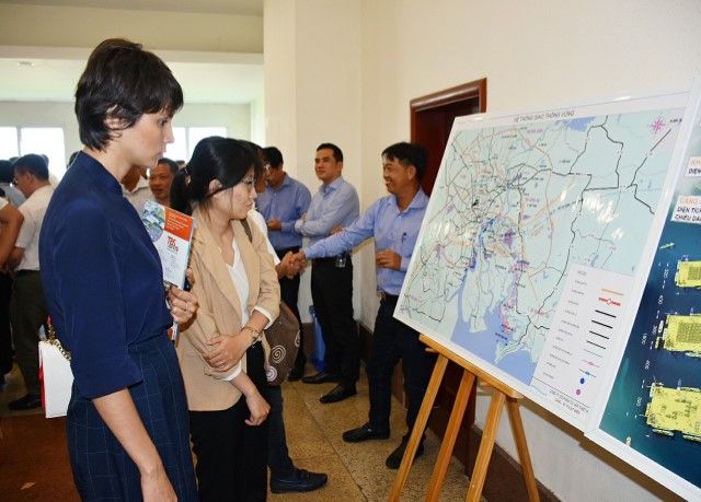 Các đại biểu xem bản đồ quy hoạch hiện trạng và quy hoạch hệ thống cảng biển và giao thông vùng tỉnh BR-VT