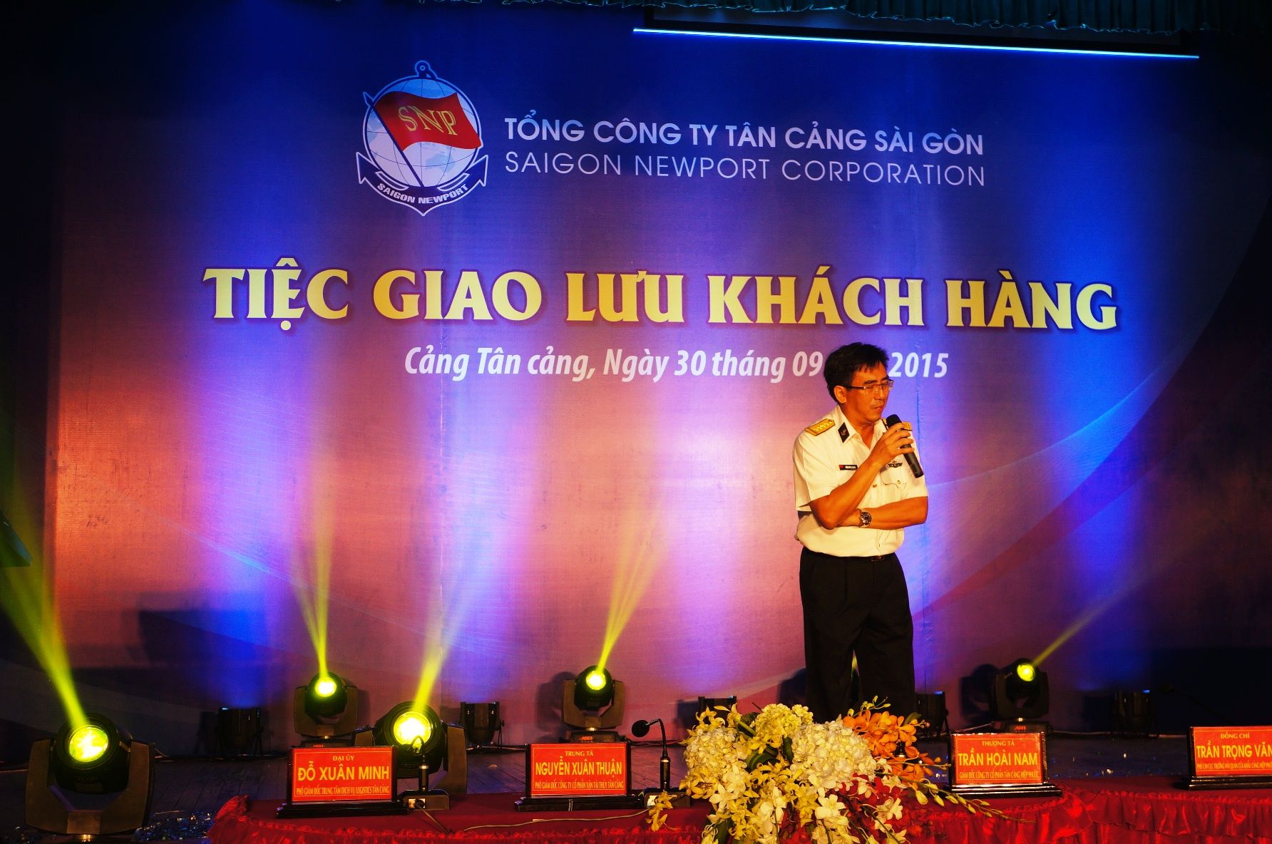 Đ/c Trần Khánh Hoàng - PTGĐ TCSG - chia sẻ tại buổi giao lưu