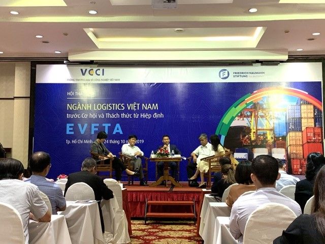 Đại diện Bộ Công Thương, VCCI, Hiệp hội chủ hàng Việt Nam và doanh nghiệp logistics