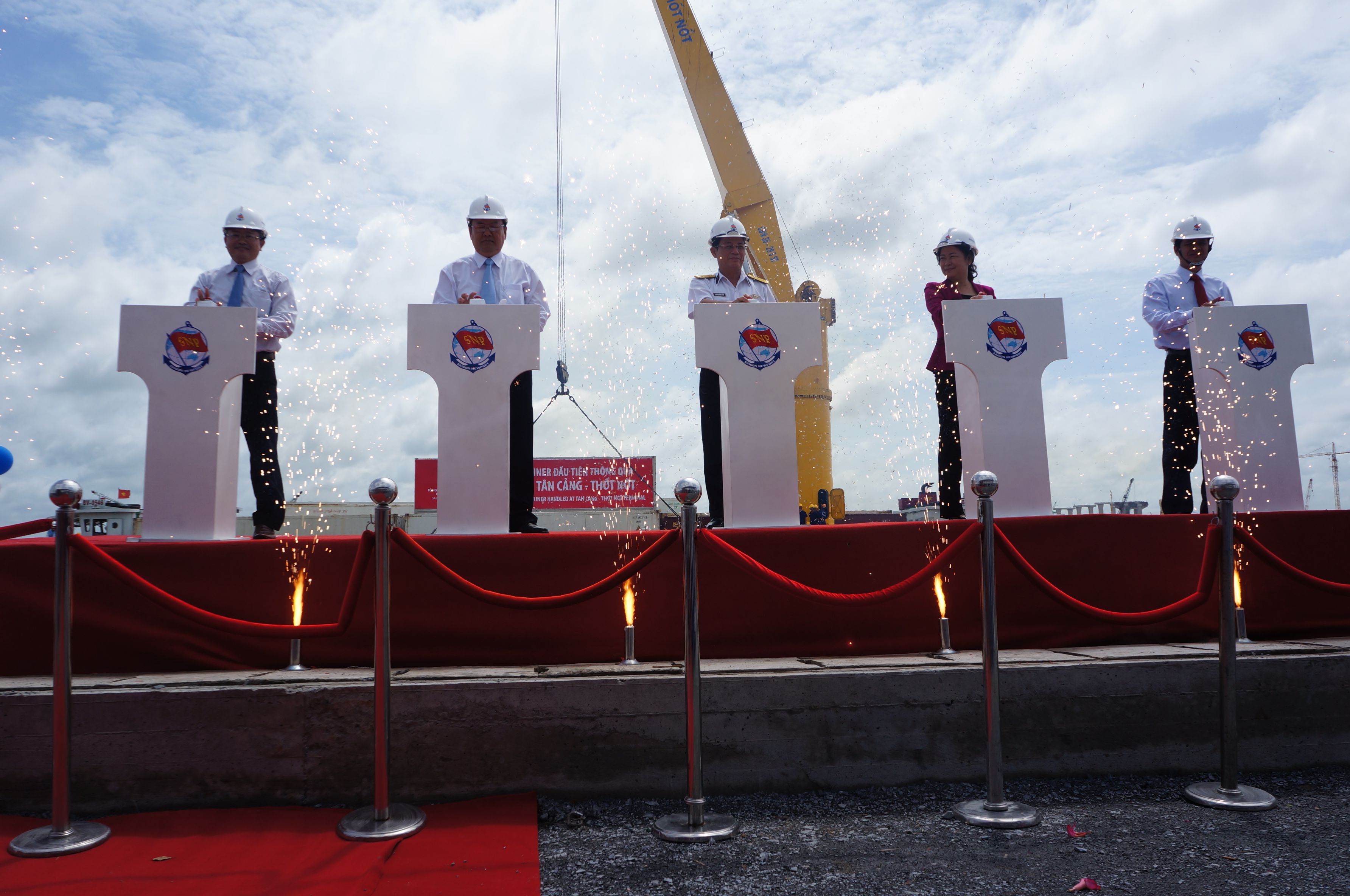 Hình ảnh các đại biểu bấm còi nhận container đầu tiên tại Cảng Tân Cảng – Thốt Nốt