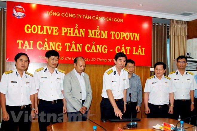 Ông Ngô Minh Thuấn - Phó Tổng Giám đốc TCSG - bám nút triển khai phần mềm TOPOVN