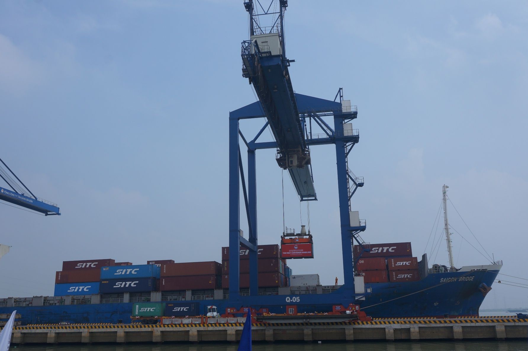 Hình ảnh container đầu tiên thông qua Cảng Tân Cảng - Hiệp Phước
