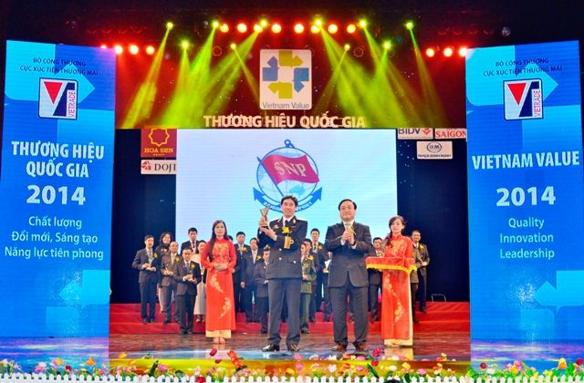Đồng chí Thượng tá Ngô Minh Thuấn - PTGĐ TCT Tân Cảng Sài Gòn - nhận giải thưởng
