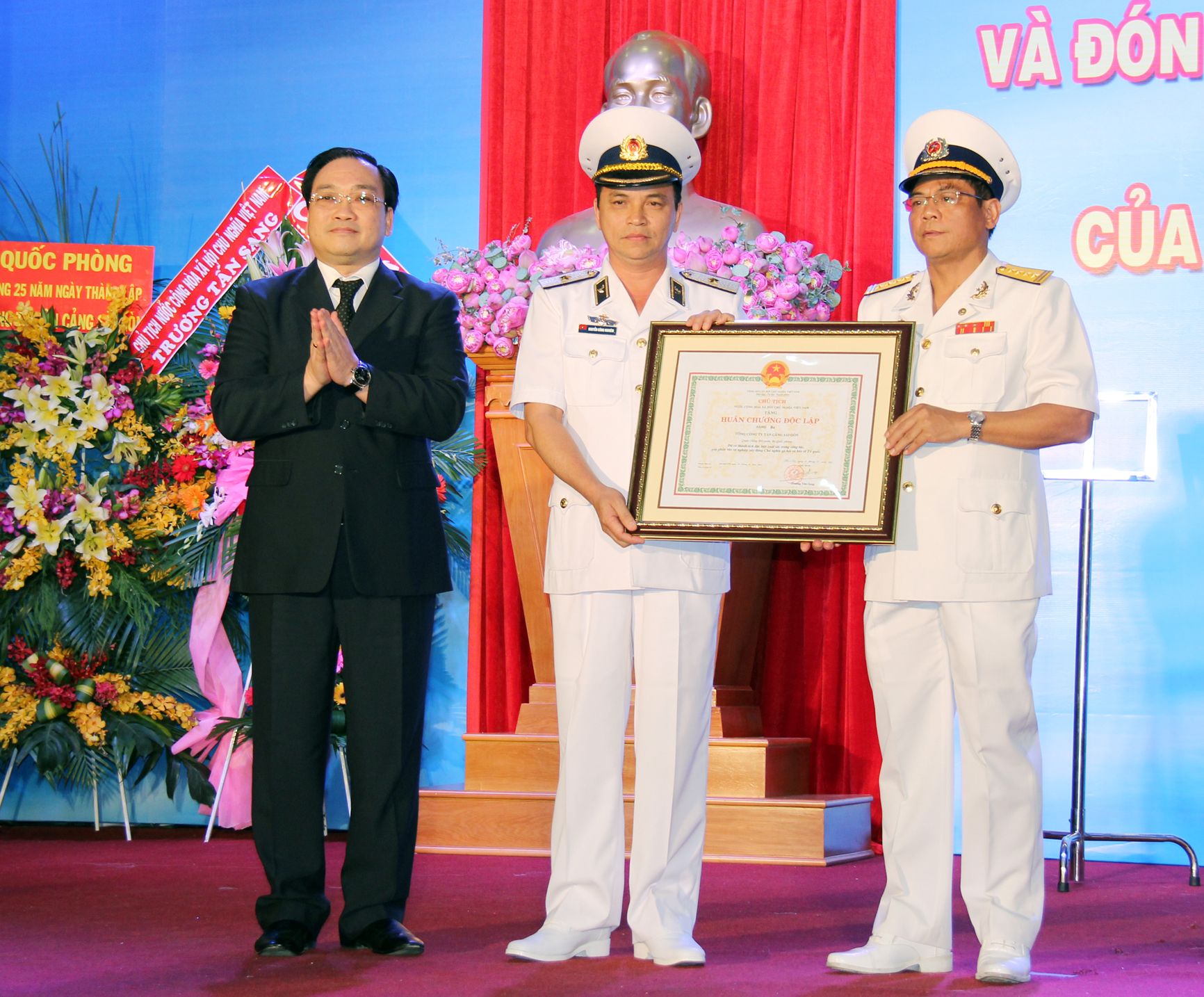 Phó Thủ tướng Hoàng Trung Hải đã trao phần thưởng cao quý - Huân chương Độc lập hạng Ba