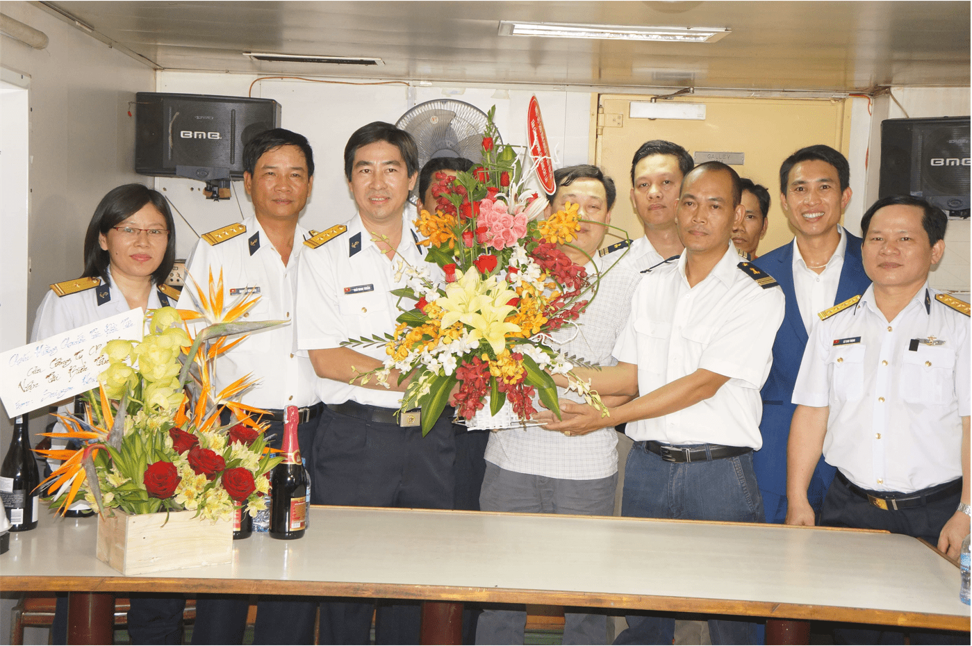 PTGĐ Ngô Minh Thuấn tặng hoa mừng đón chuyến tàu đầu tiên