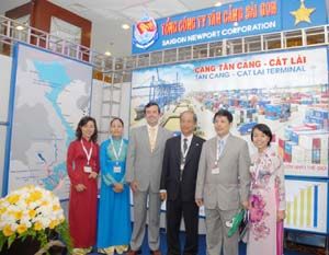 Đại diện Cục hàng hải Việt Nam trước gian triển lãm của Tổnng công ty TCSG