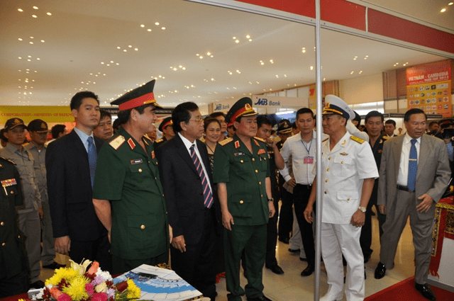 Đoàn lãng đạo cấp cao Việt Nam và Campuchia tham quan gian hàng của TCT TCSG