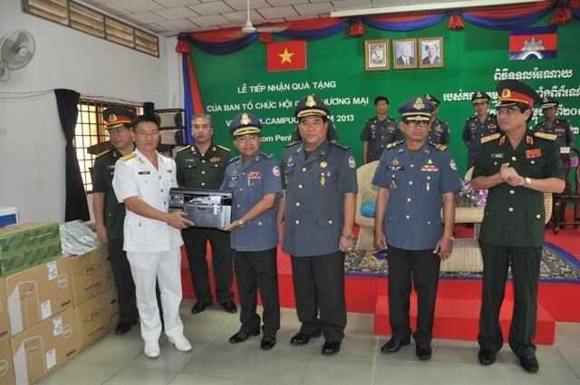 Tân cảng Sài Gòn trao quà cho Trường đào tạo cán bộ của Bộ Tư lệnh Hiến binh