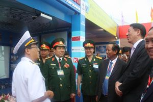 PTGĐ Trần Khánh Hoàng (thứ nhất từ trái qua) giới thiệu thông tin vê Tổng công ty TCSG trước đoàn đại biểu