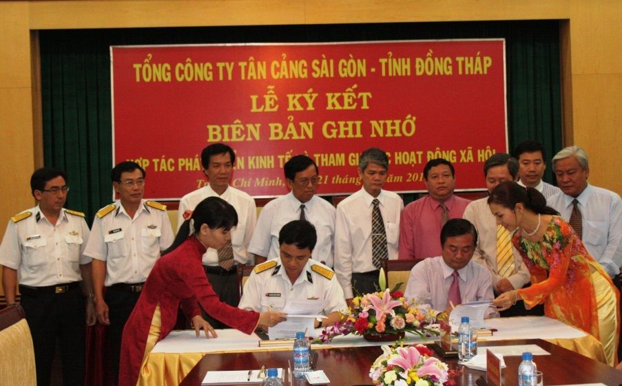 Đ/c Nguyễn Đăng Nghiêm – TGĐ Tổng Công ty Tân Cảng Sài Gòn và Đ/c Lê Minh Hoan – Chủ tịch tỉnh Đồng Tháp ký kết thỏa thuận hợp tác kinh tế