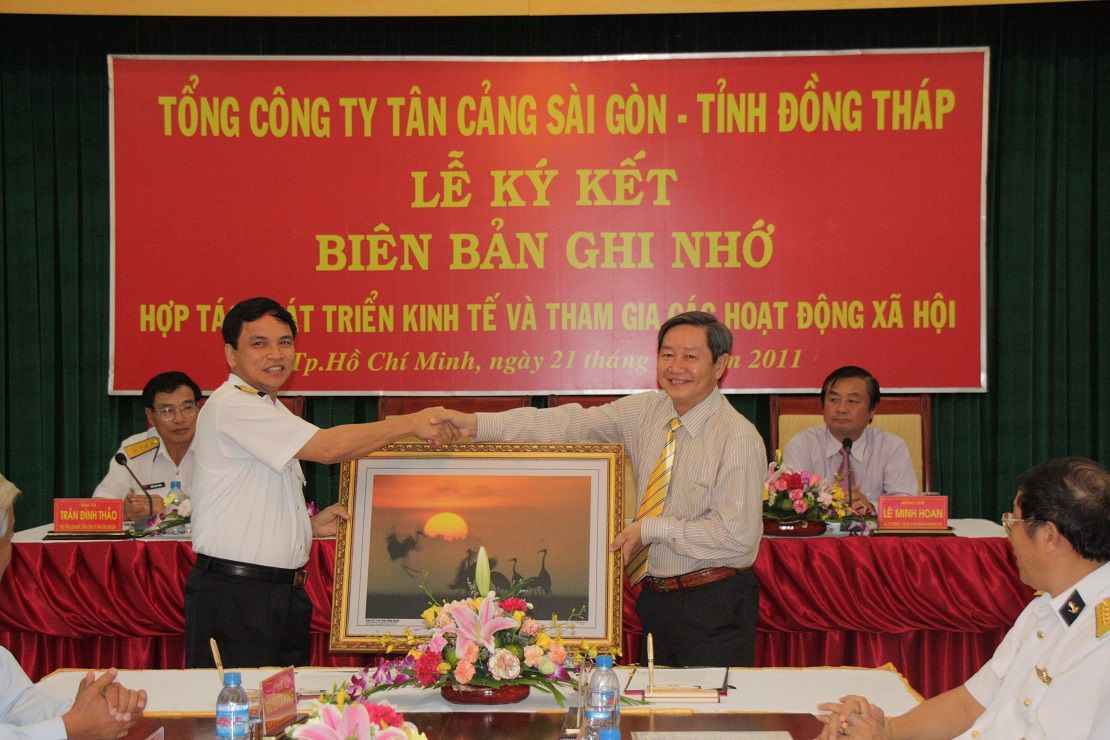 Đ/c Nguyễn Đăng Nghiêm trao tặng quà lưu niệm cho Đ/c Lê Minh Hoan