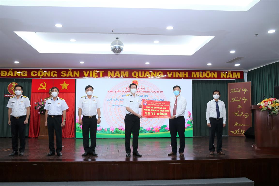 Tổng Công ty Tân cảng Sài Gòn trao tặng 50 tỷ đồng cho Quỹ Vắc xin phòng, chống Covid-19 của Chính phủ