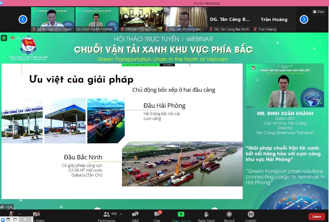 Ông Đinh Xuân Khánh - Giám đốc Vận tải thủy Tân Cảng trình bày chủ đề: " Giải pháp chuỗi vận tải xanh kết nối hàng hóa với cụm cảng Hải Phòng "