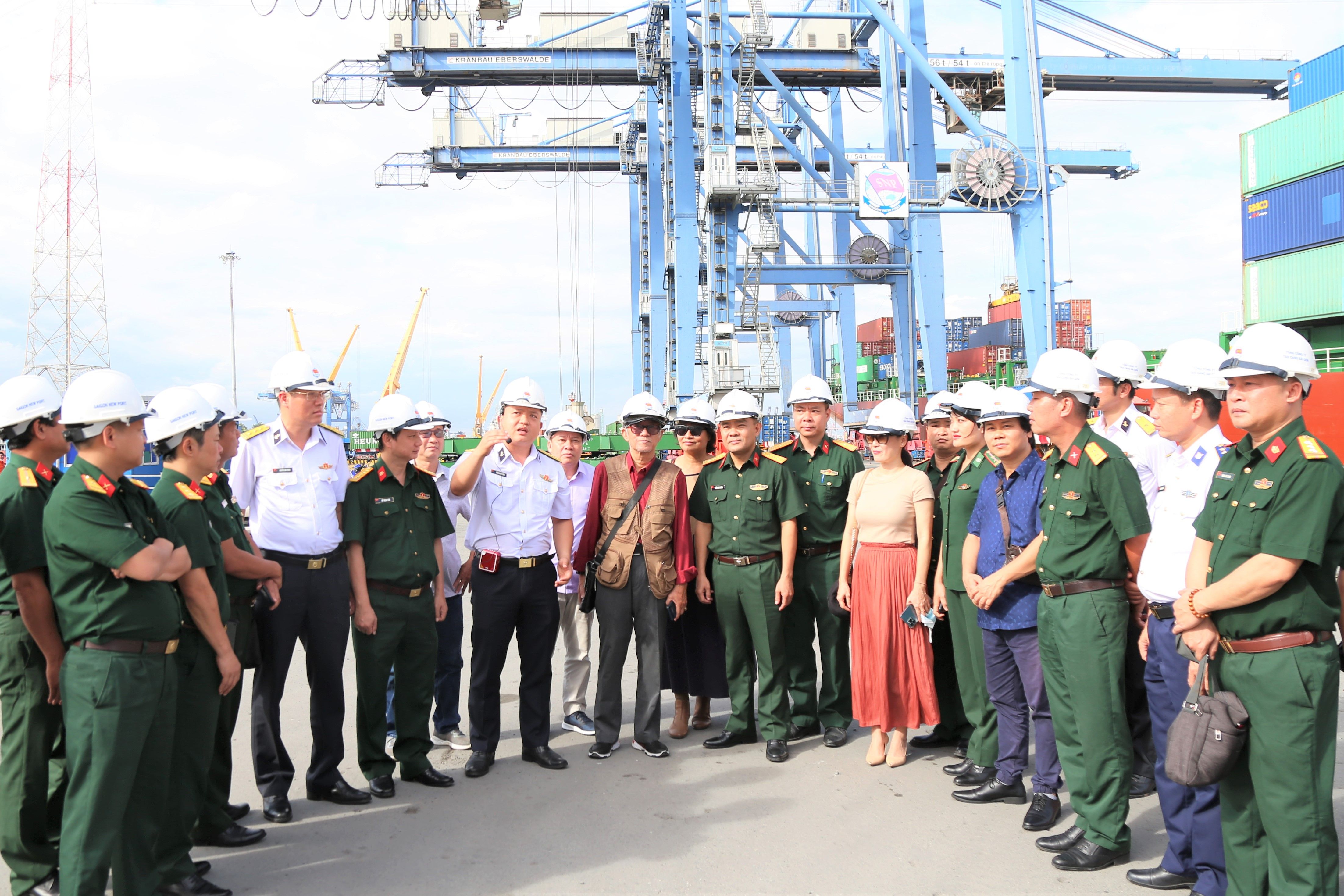 Trại sáng tác âm nhạc toàn quân tham quan và thực tế tại Tổng Công ty Tân Cảng Sài Gòn