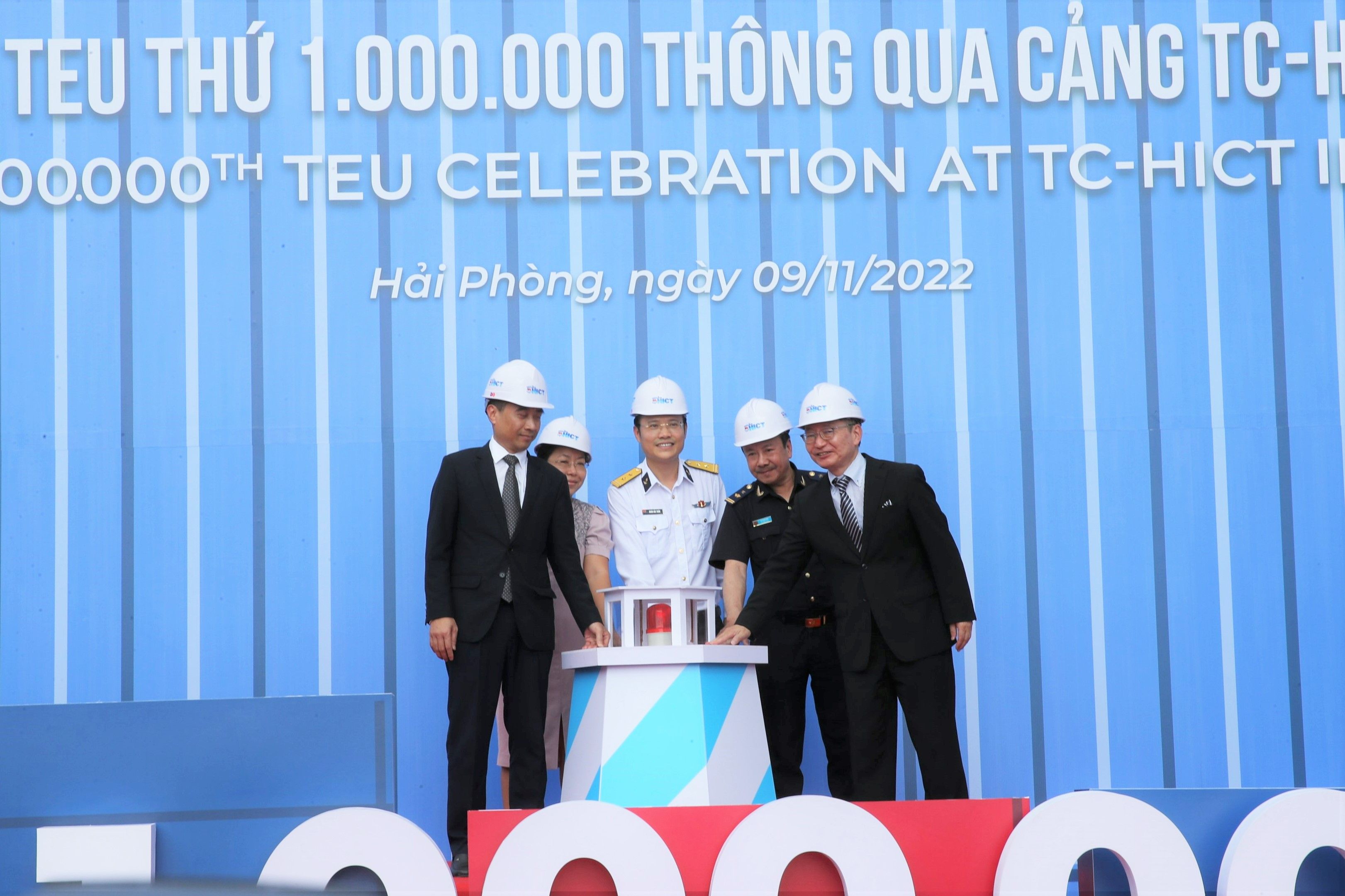 Các đại biểu ấn nút phát lệnh làm hàng đón Teu thứ 1 triệu qua cảng TC-HICT 2022