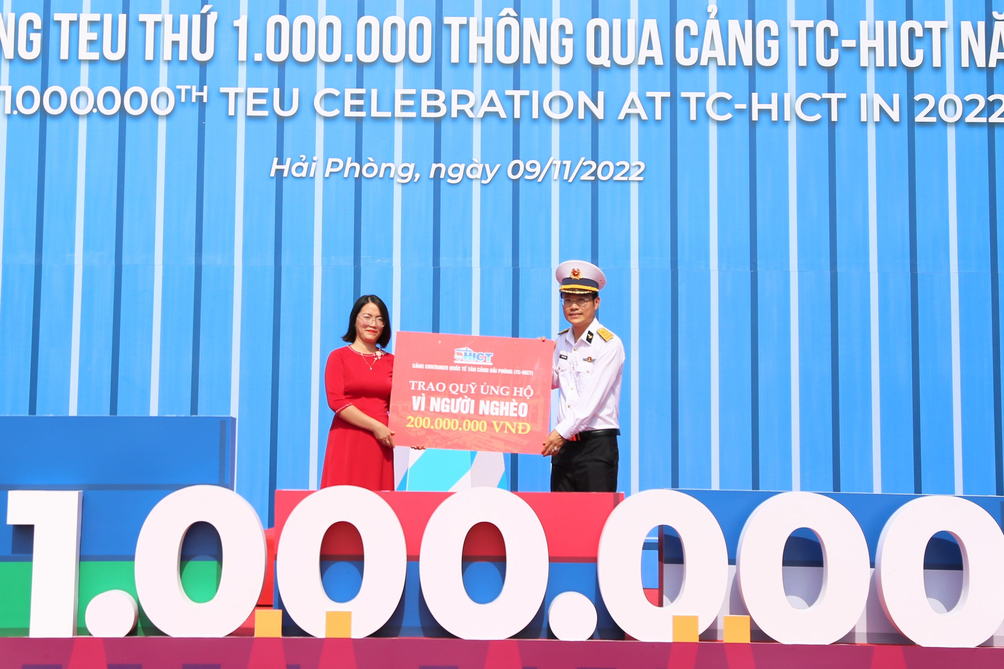 Trung tá Đoàn Hải Tuấn, Chủ tịch HĐTV cảng TC-HICT ủng hộ Quỹ vì người nghèo huyện Cát Hải, TP. Hải Phòng