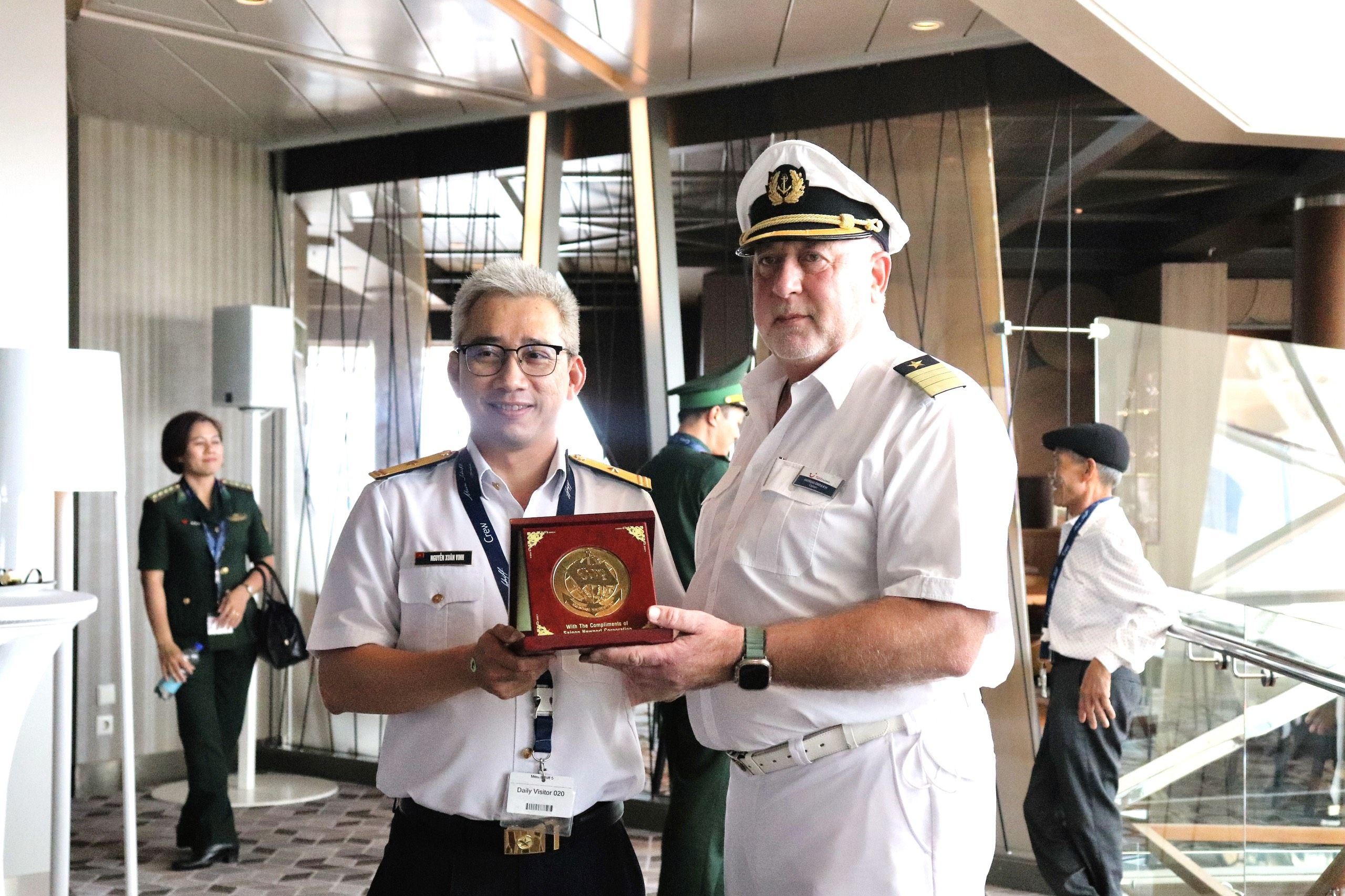 Chủ tịch HĐQT và đại diện Ban Giám đốc cảng TCCT tặng biểu trưng và quà lưu niệm đến đoàn thủy thủ tàu Mein Schiff 5 #1