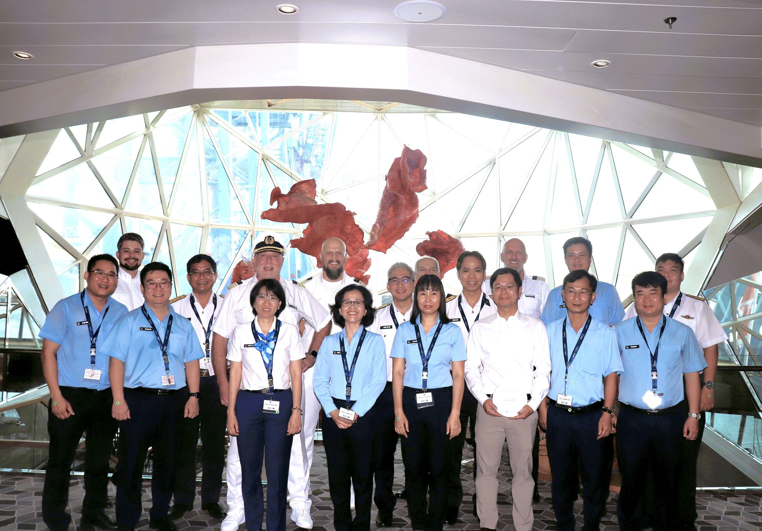 Đại diện TCT Tân Cảng Sài Gòn, cảng TCCT và đại lý VOSA Saigon chụp hình lưu niệm cùng đoàn thủy thủ trên tàu Mein Schiff 5