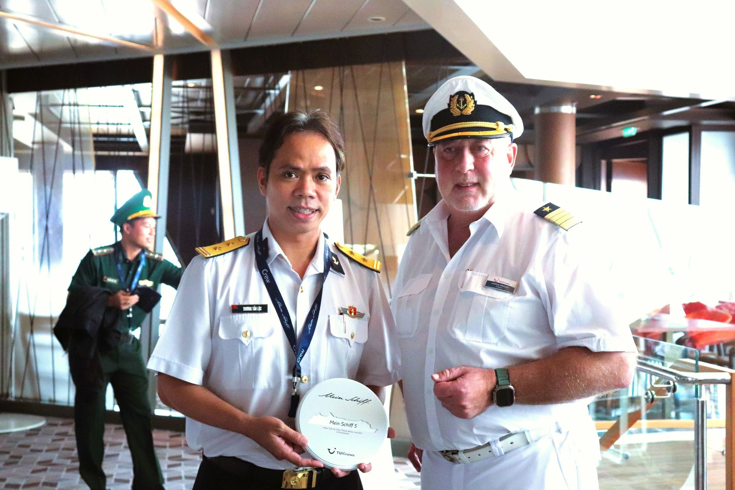 Đại diện TCT Tân Cảng Sài Gòn, ông Trương Tấn Lộc – Giám đốc Marketing đón nhận biểu trưng lưu niệm từ thuyền trưởng Andreas Greulich