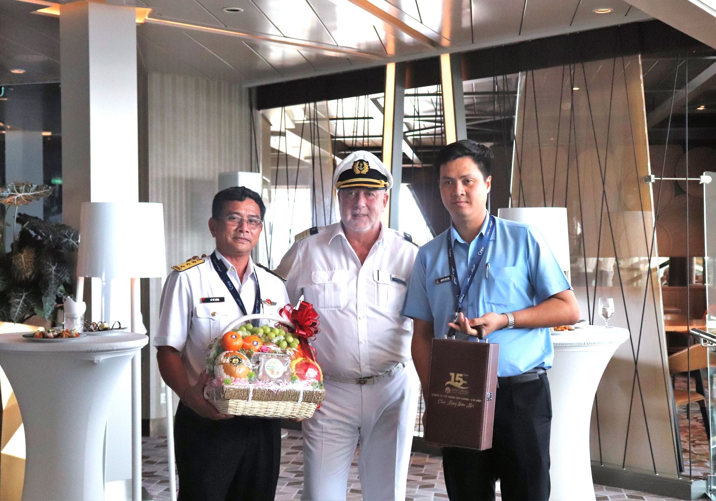Chủ tịch HĐQT và đại diện Ban Giám đốc cảng TCCT tặng biểu trưng và quà lưu niệm đến đoàn thủy thủ tàu Mein Schiff 5 #2