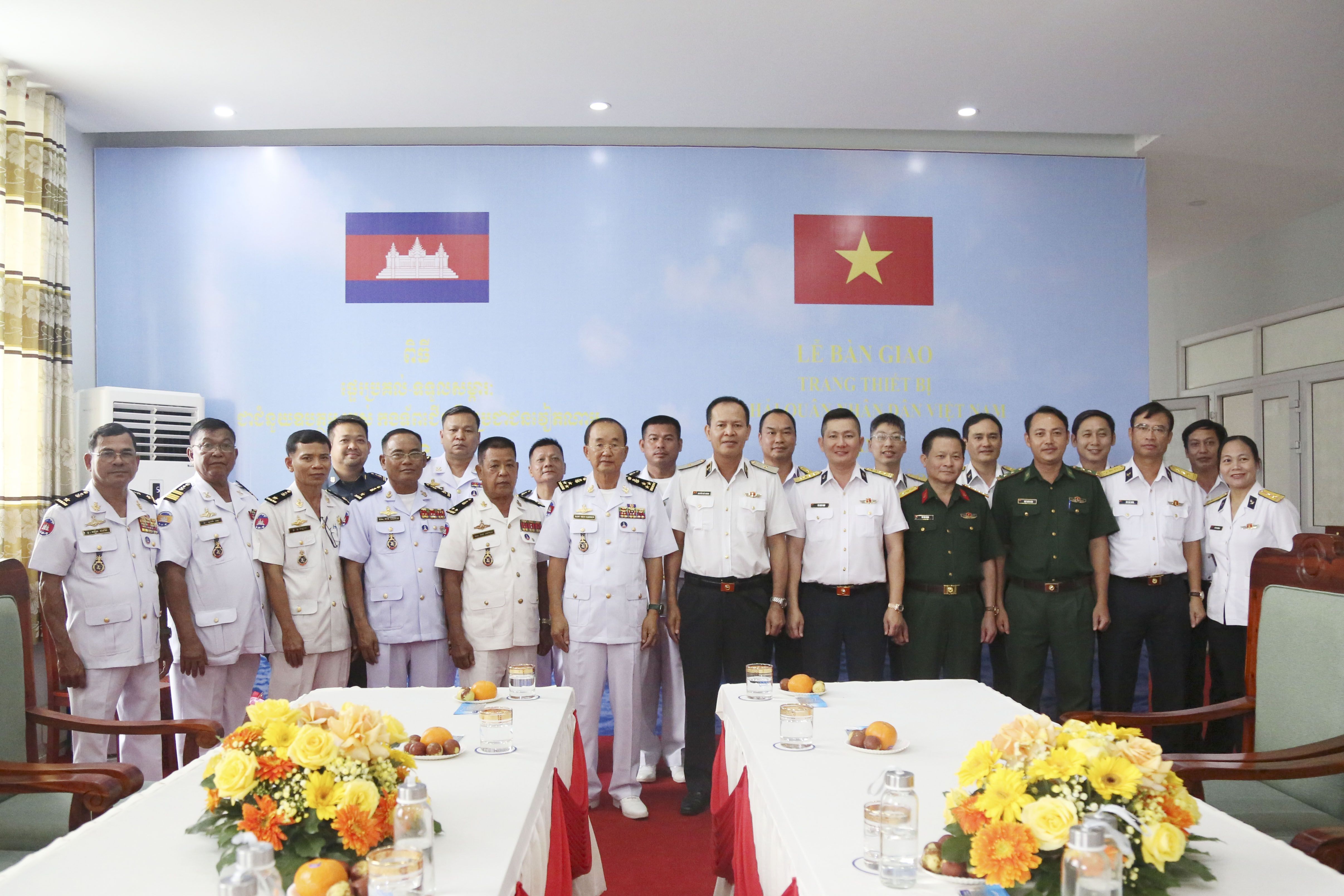 Hải quân nhân dân Việt Nam tặng trang thiết bị cho Hải quân Hoàng gia Campuchia