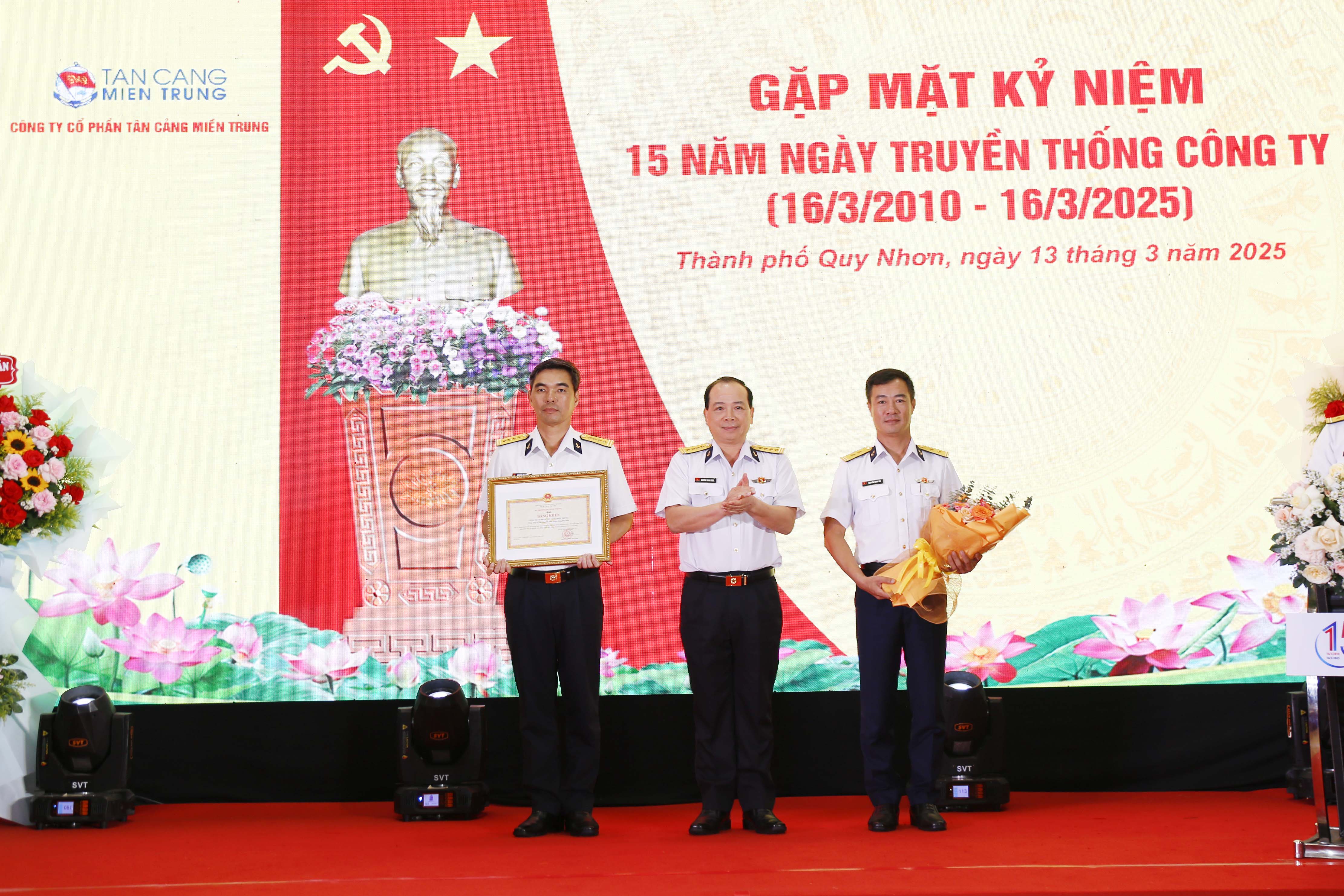 Công ty cổ phần Tân cảng miền Trung đón nhận Bằng khen của Bộ Quốc phòng và tỉnh Bình Định