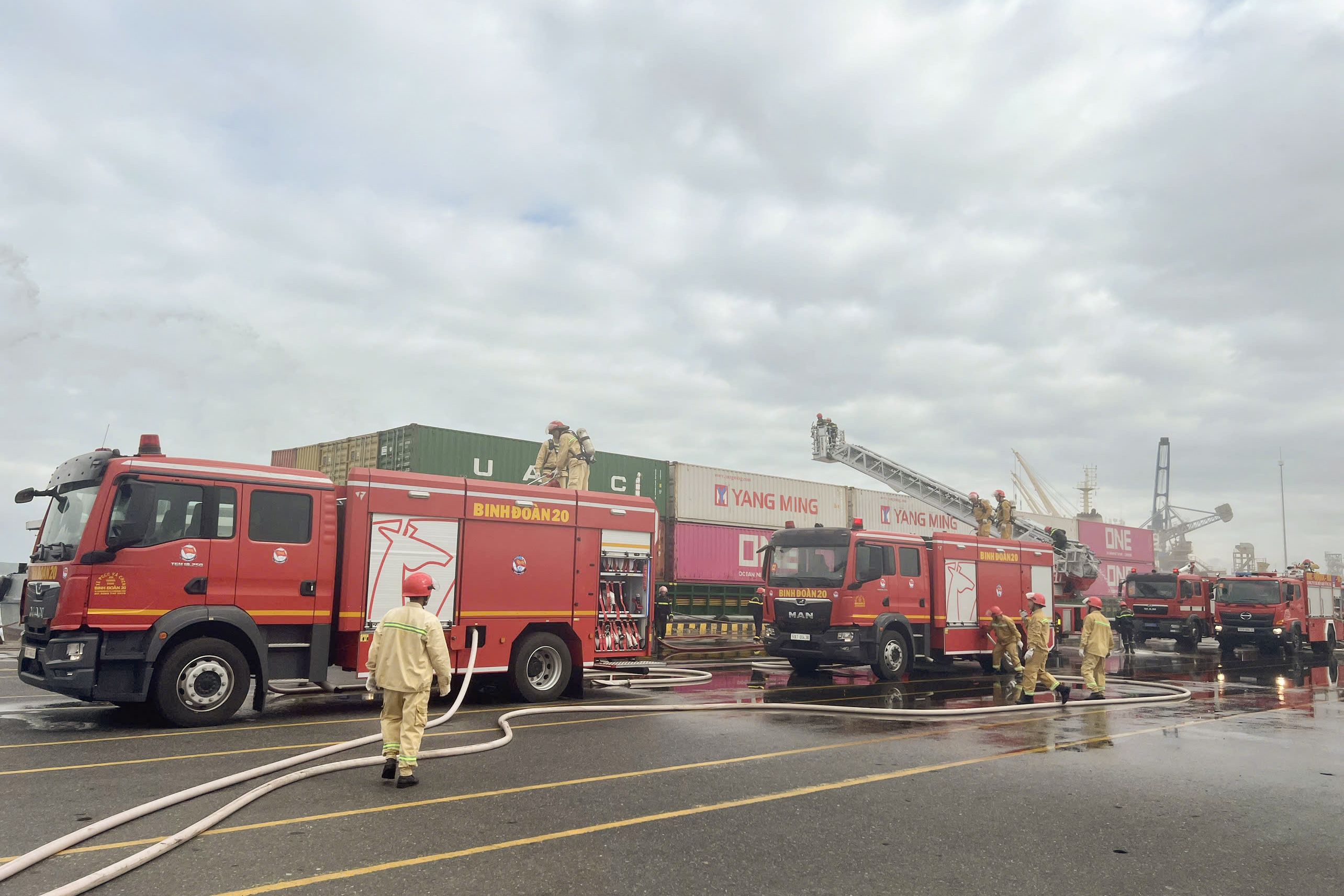 Các phương tiện phòng cháy, chữa cháy của Binh đoàn 20 - Tổng công ty Tân Cảng Sài Gòn tham gia diễn tập