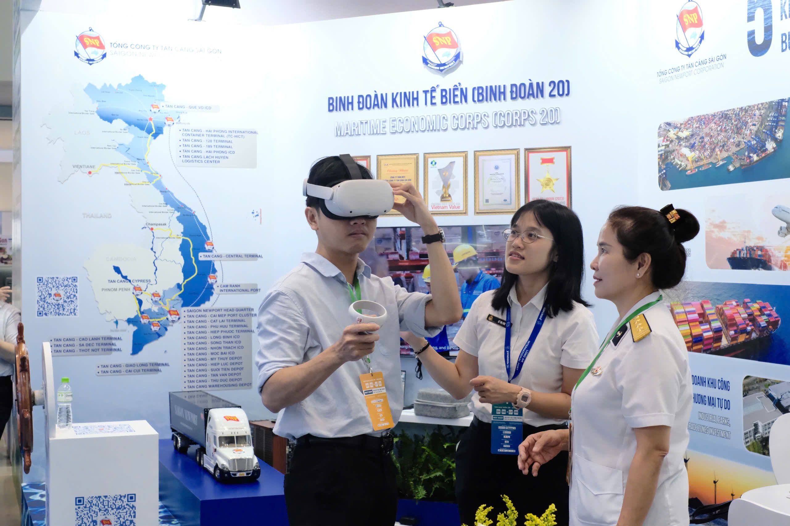 Tiếp đón khách hàng trải nghiệm phần mềm thực tế ảo VR360 tham quan cảng Tân Cảng - Cát Lái