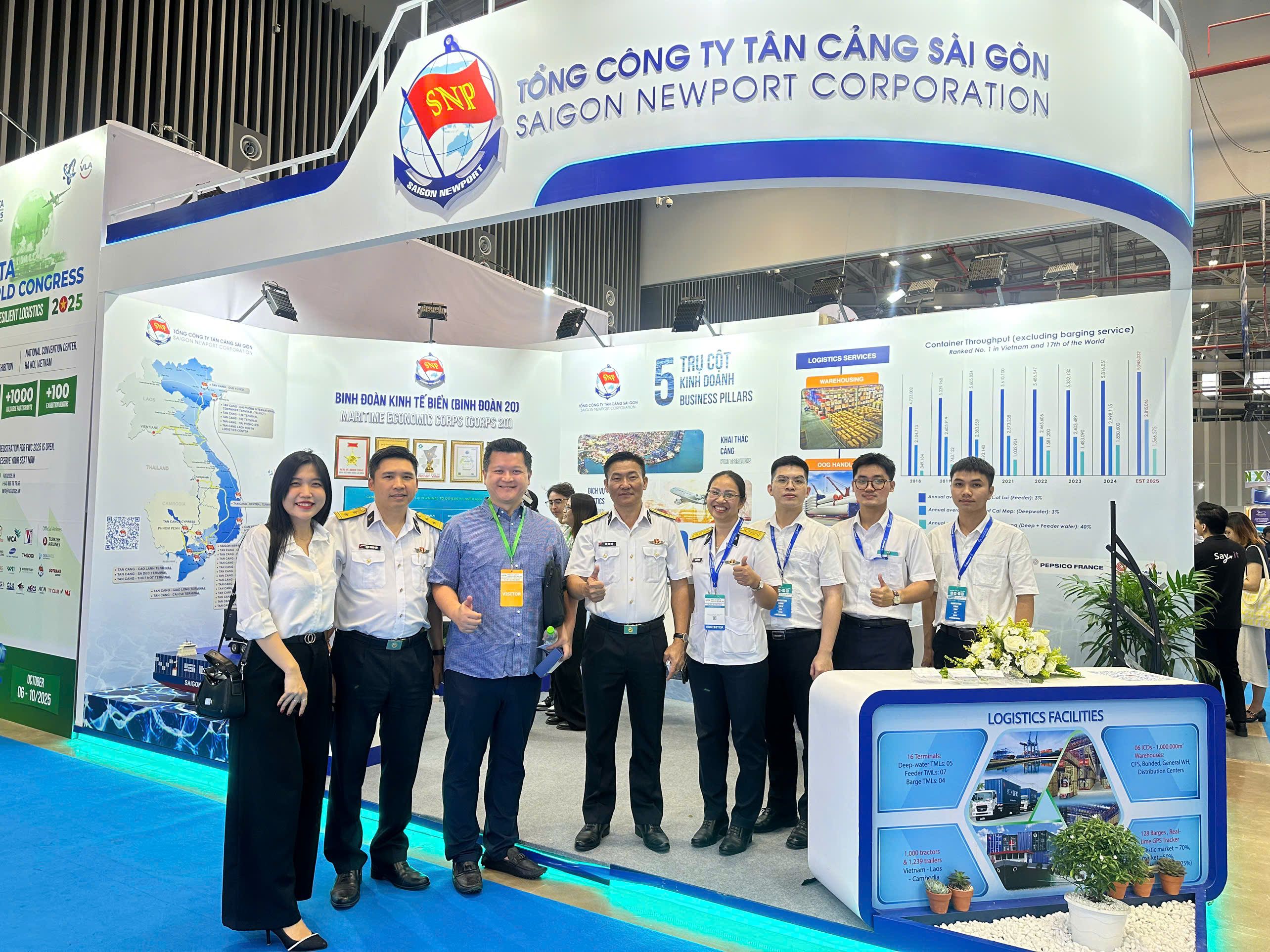 Đại tá Bùi Văn Quỳ, Phó Tổng Giám đốc TCT TCSG trao đổi và kết nối cùng đại diện các doanh nghiệp logistics quốc tế 