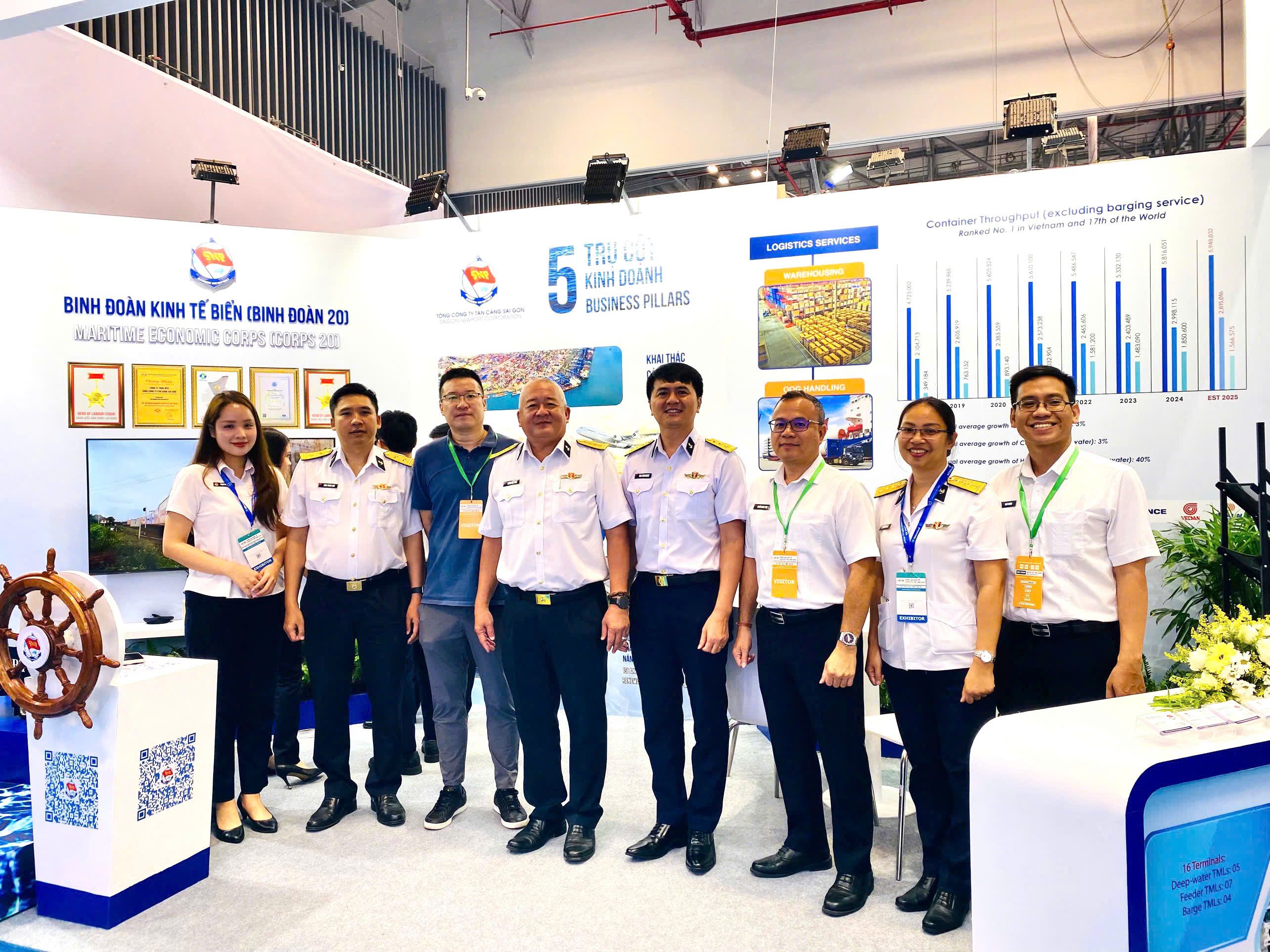 Đại tá Phùng Ngọc Minh, Phó Tổng Giám đốc TCT TCSG chủ trì và trao đổi 1-1 tại gian hàng triển lãm