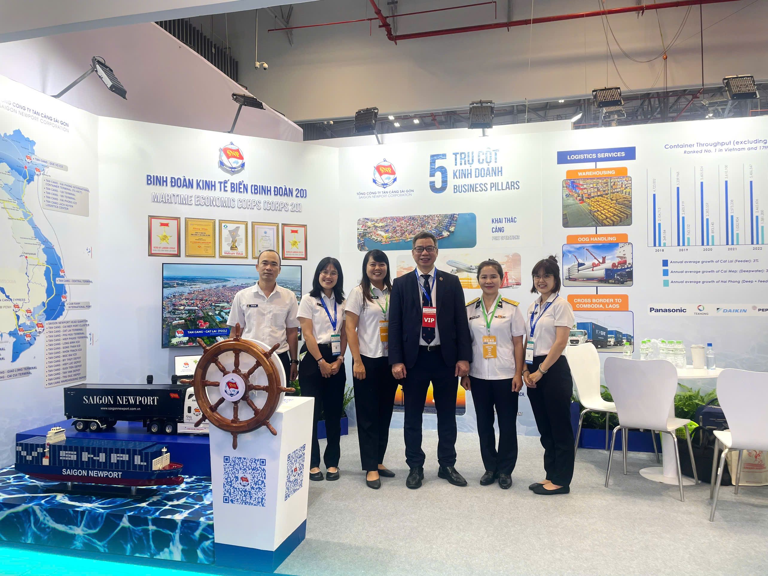 Ông Đào Trọng Khoa, Chủ tịch Hiệp hội Logistics Việt Nam (VLA) tham quan gian hàng TCT TCSG