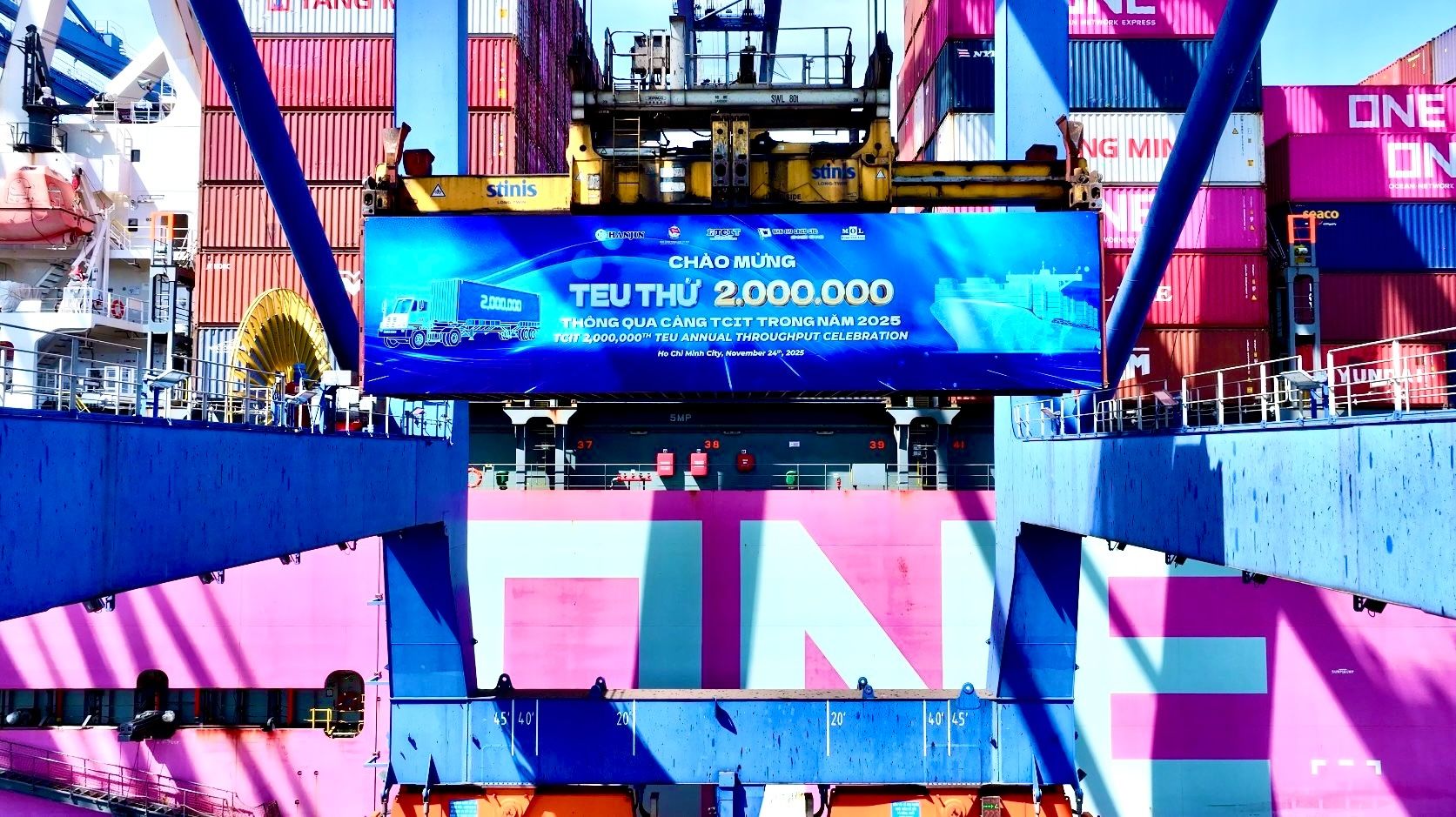 Teu thứ 2 triệu thông qua cảng TEU trong năm 2025