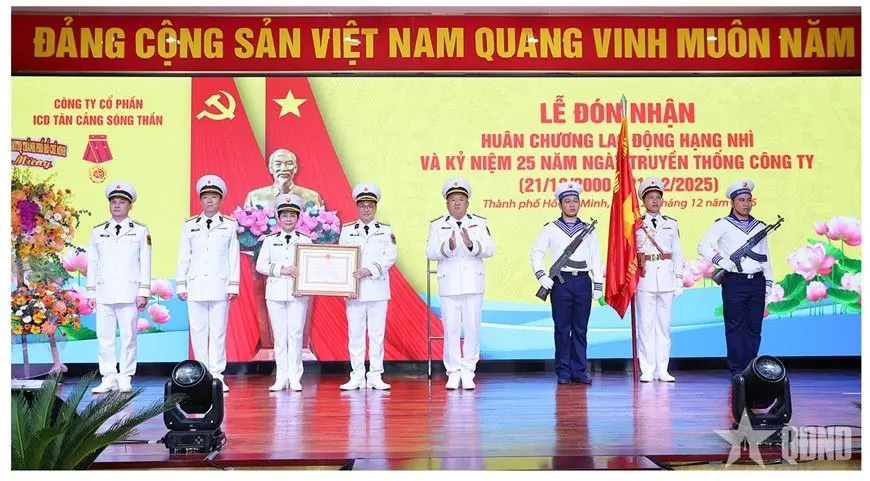 Công ty Cổ phần ICD Tân Cảng Sóng Thần đón nhận Huân chương Lao động hạng Nhì