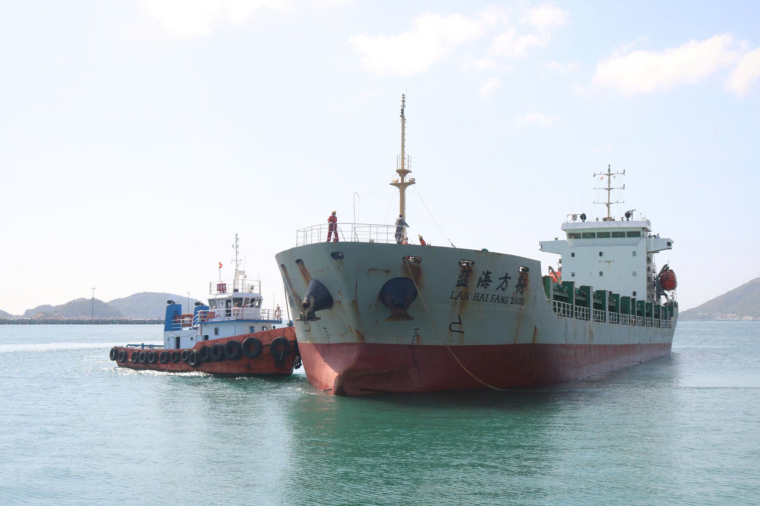 Tan Cang Petro Cam Ranh successfully handles project cargo vessel serving the North–South railway project
