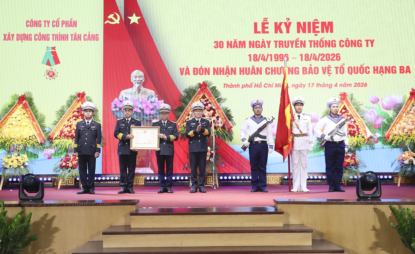  Công ty CP Xây dựng công trình Tân Cảng đón nhận Huân chương bảo vệ Tổ quốc hạng Ba nhân dịp kỷ niệm 30 năm ngày truyền thống công ty