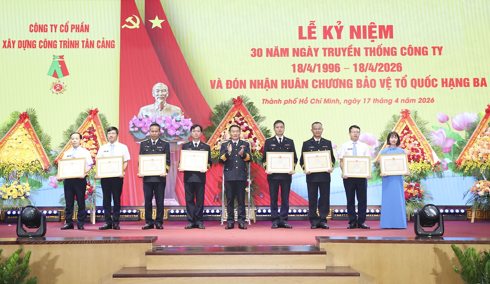 Đại tá Bùi Văn Quỳ, Phó Tư lệnh Binh đoàn 20 trao thưởng cho các tập thể, cá nhân của Công ty XDCTTC có thành tích xuất sắc 