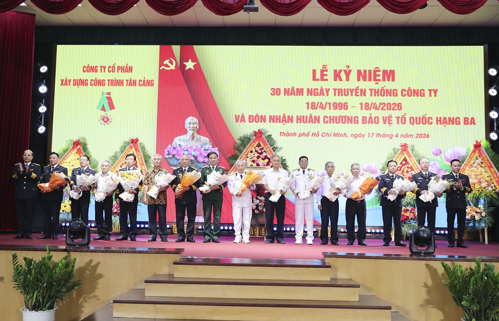 Lãnh đạo Công ty XDCTC tặng hoa tri ân các đồng chí nguyên lãnh đạo Bộ Tư lệnh Công Binh, Quân ảng Sài Gòn - Tổng công ty Tân Cảng Sài Gòn và công ty