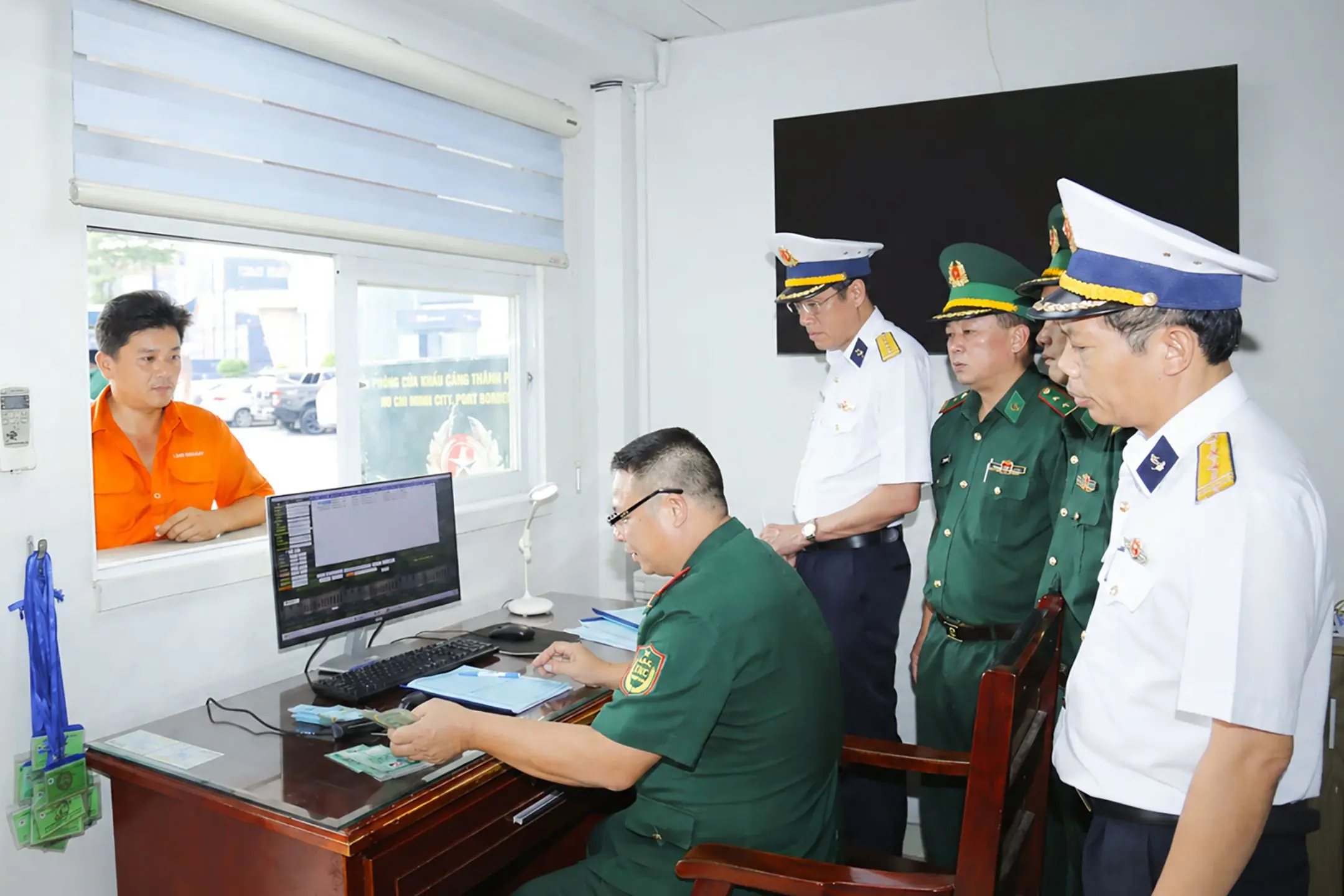 Tổ công tác kiểm tra, cấp thẻ ra vào cảng