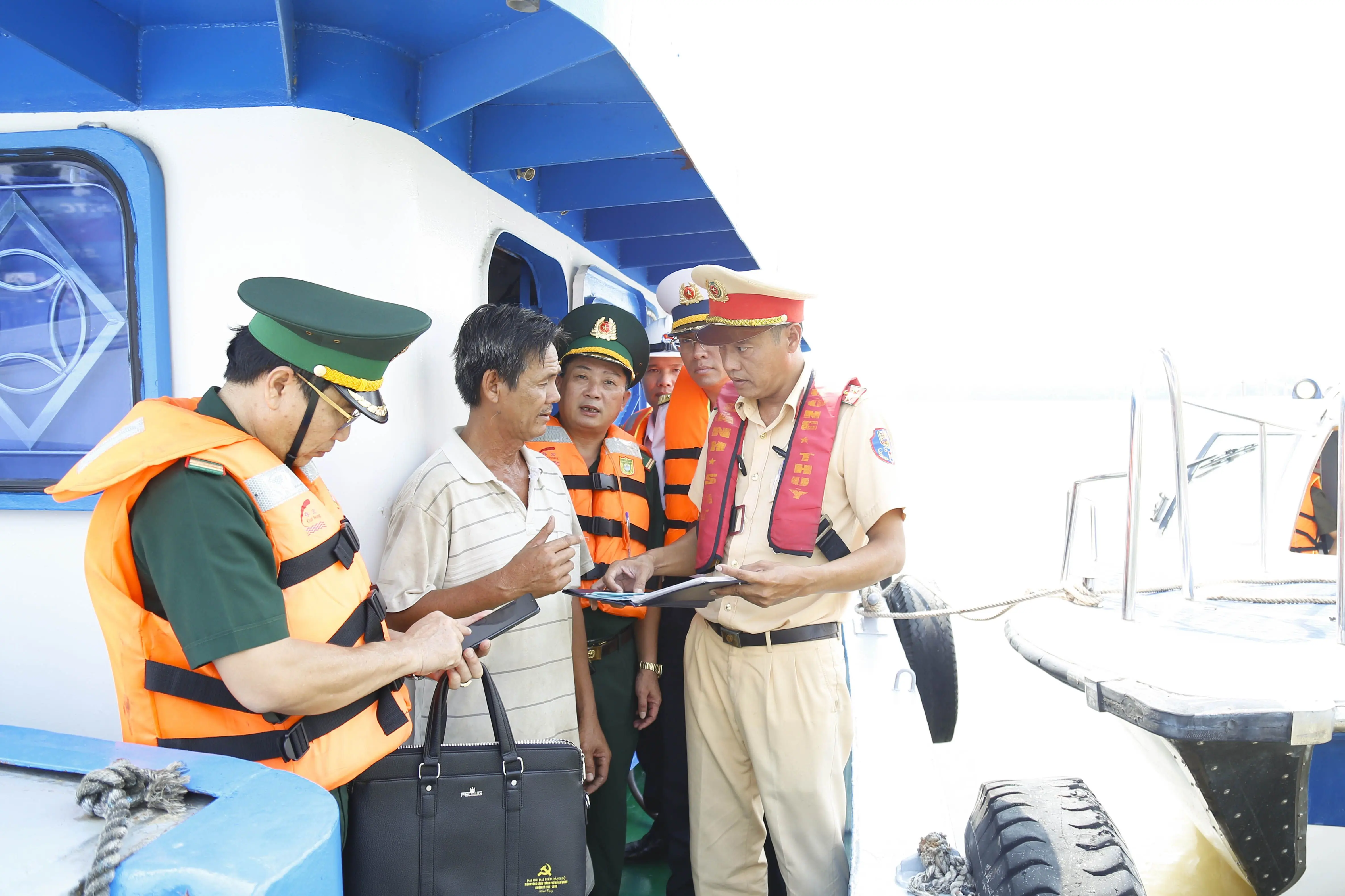 Tổ công tác kiểm tra giấy phép phương tiện thủy vào nhận hàng hóa tại cảng Tân Cảng Cát Lái
