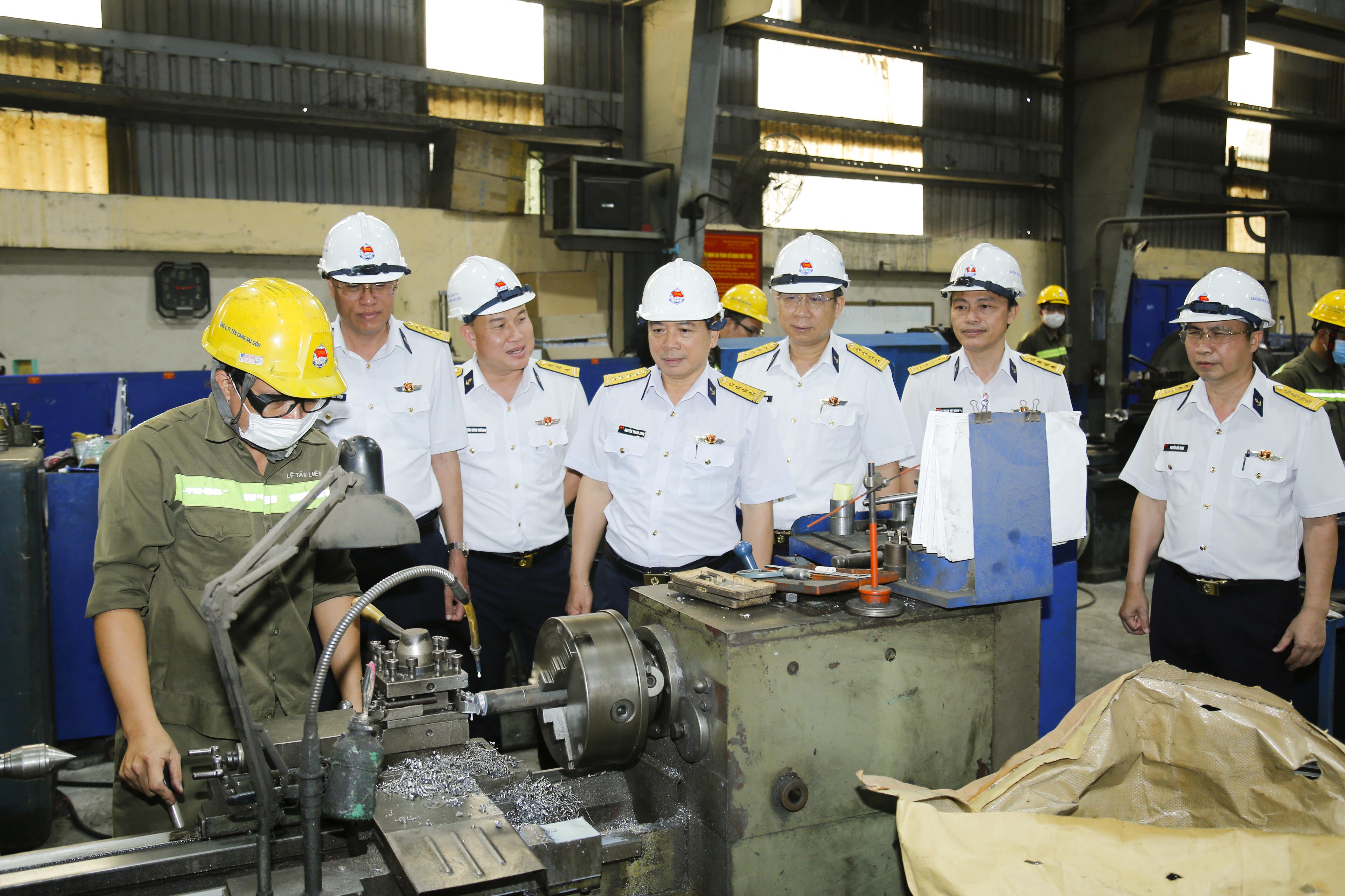 Đoàn Công tác kiểm tra an toàn tại Công ty cổ phần Dịch vụ kỹ thuật Tân cảng