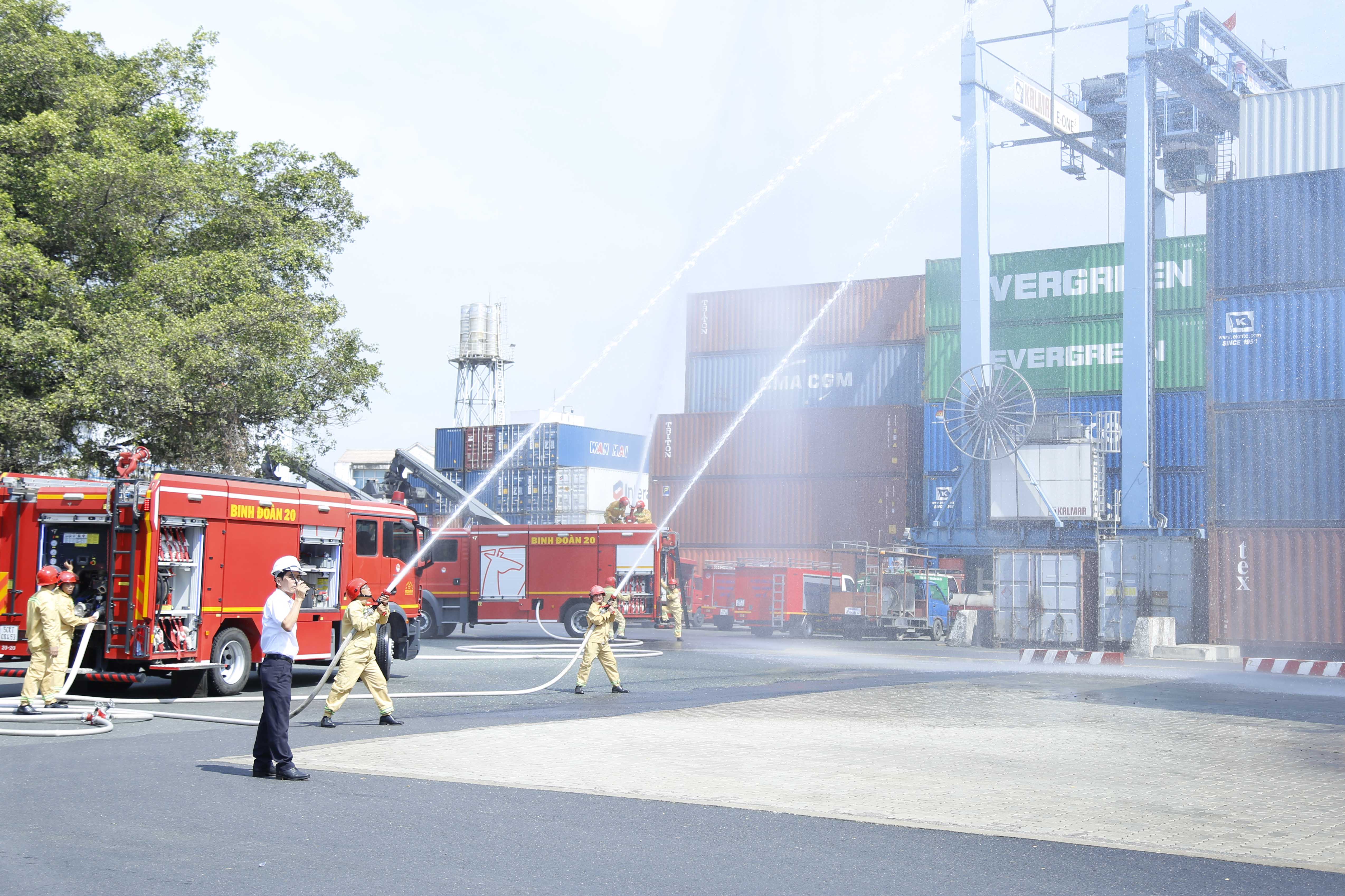 Thao diễn phương án chữa cháy tại bãi hàng Terminal A, Cảng Tân Cảng - Cát Lái