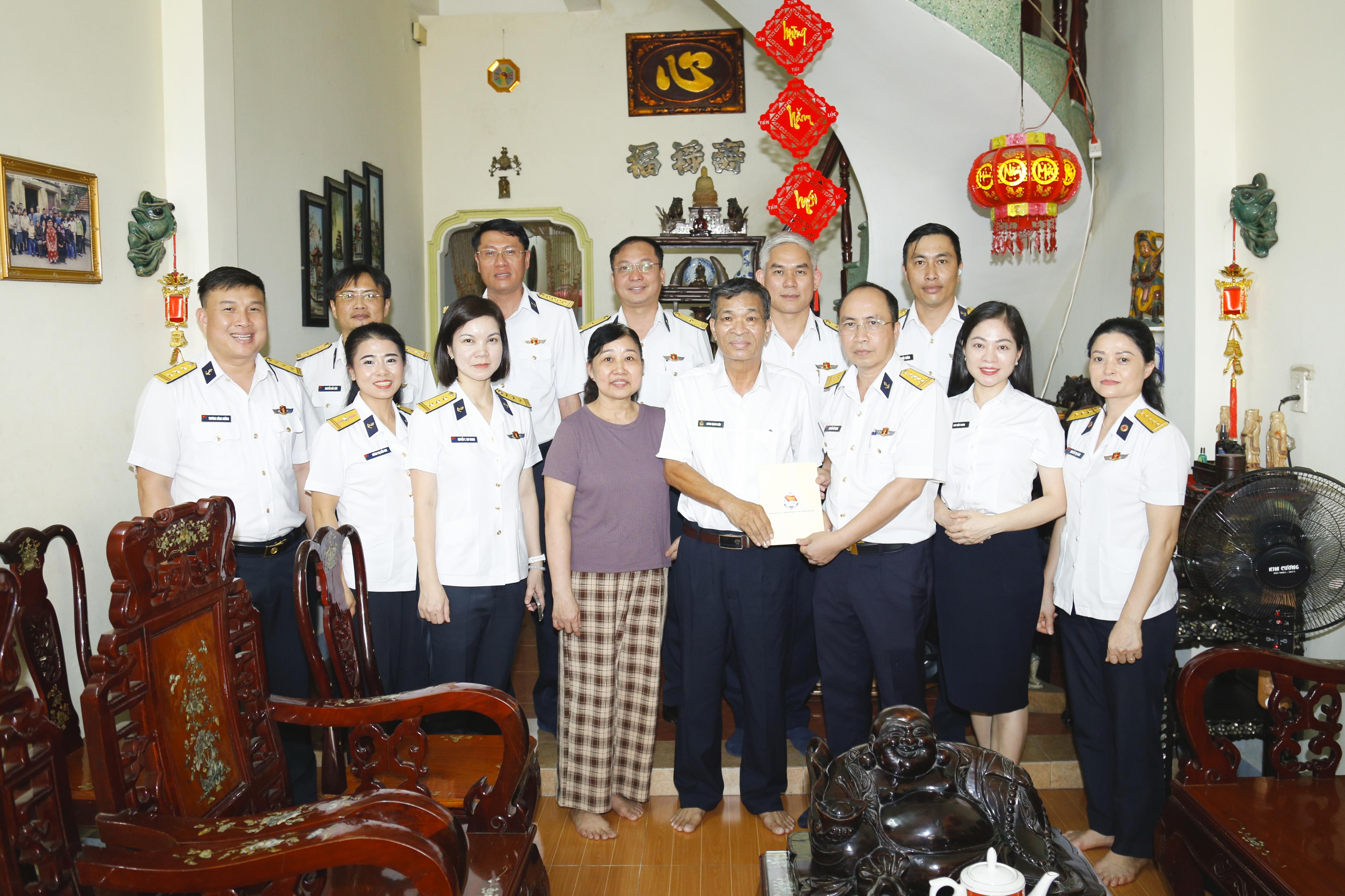 Đoàn công tác thăm, tặng quà người lao động