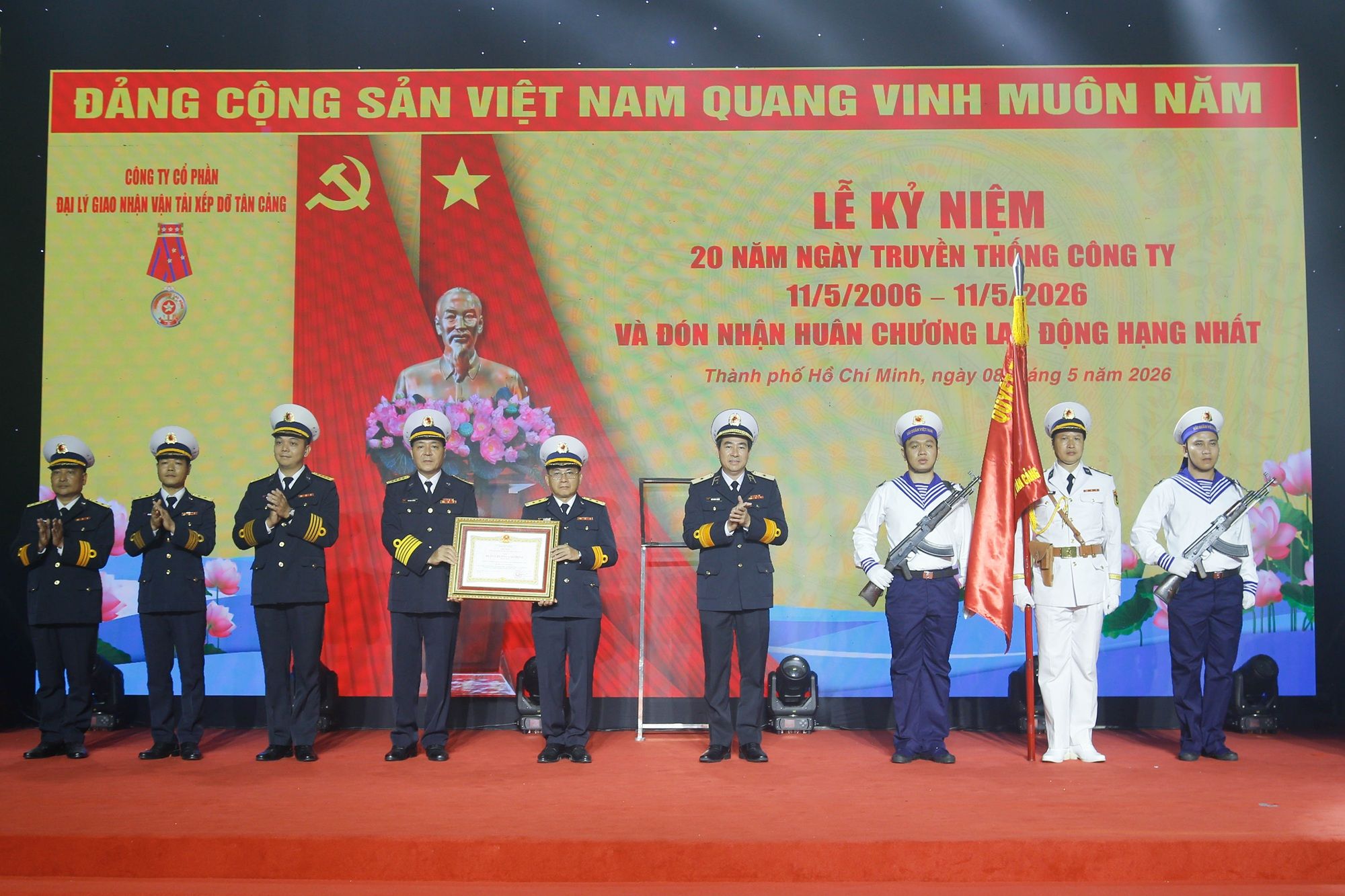 Công ty Cổ phần Đại lý giao nhận vận tải xếp dỡ Tân Cảng đón nhận Huân chương Lao động hạng Nhất